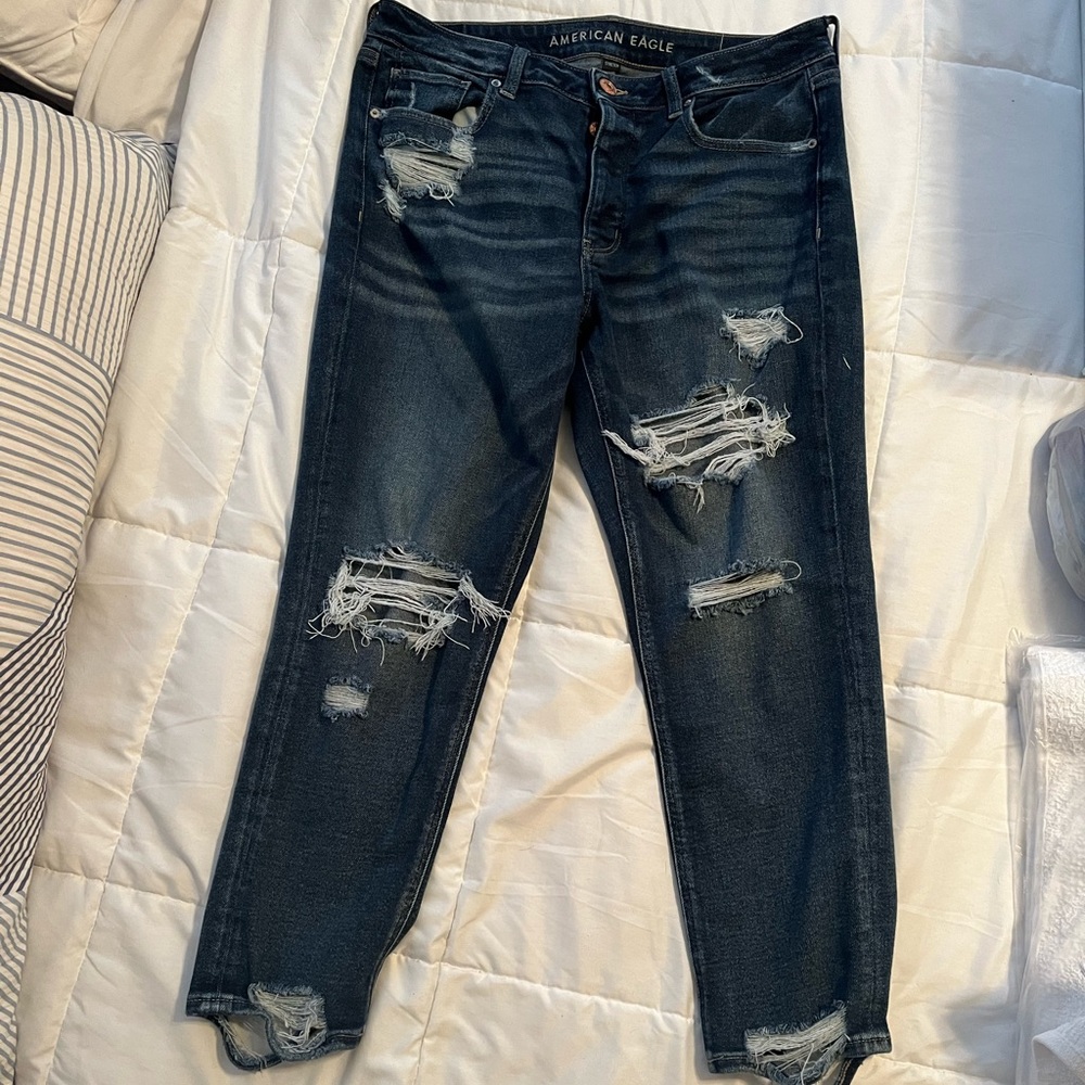 American Eagle Tomgirl distressed jean 12 short